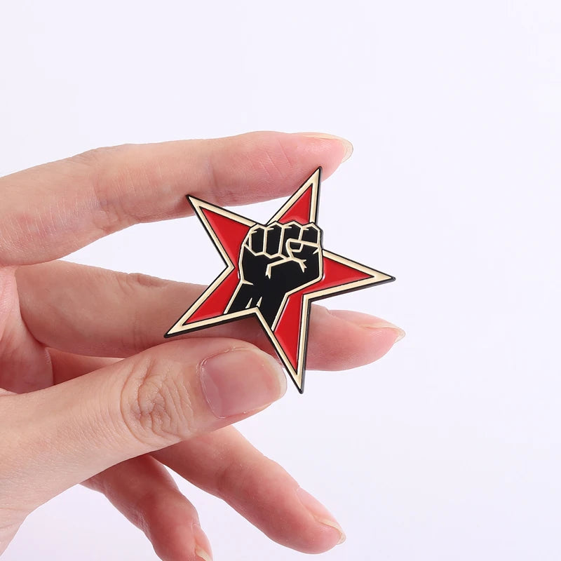 Pins Etoile Rouge poing noir